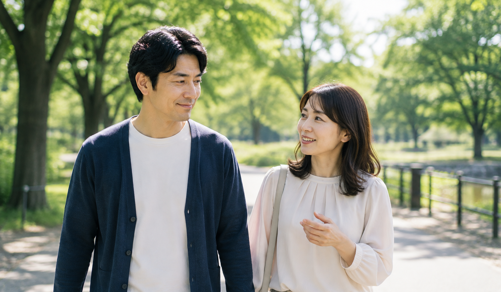 結婚を急がず公園を歩きながら関係を築く40代男女の写真